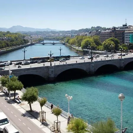 Deluxe Apt-views To Historic Maria Cristina דירה