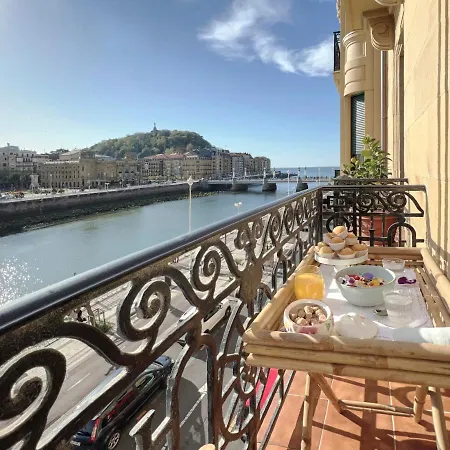 Deluxe Apt-views To Historic Maria Cristina דירה *